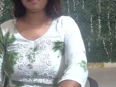 Snapshot of shallykaur chatting on June 2026 03:45:01 AM shallykaur online show from June 2026 03:45:01 AM