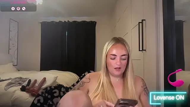 Snapshot of CurvyWetWife chatting on June 2026 02:04:01 PM CurvyWetWife online show from June 2026 02:04:01 PM
