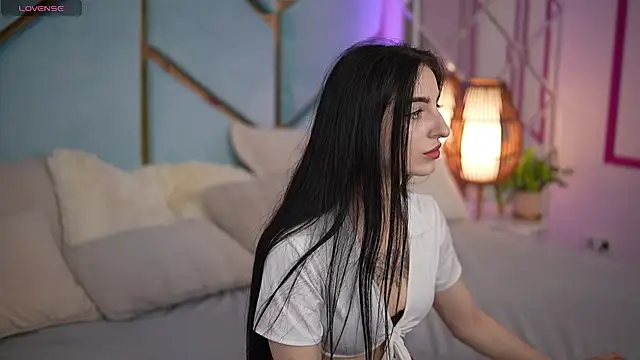 Snapshot of EmilyyMoon chatting on June 2026 06:45:01 AM EmilyyMoon online show from June 2026 06:45:01 AM