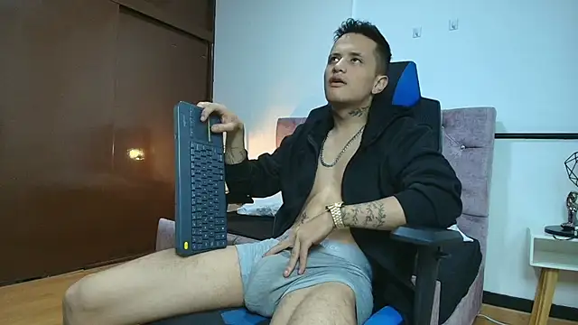 Snapshot of Skinny_Zeth_ chatting on May 2026 12:02:01 PM Skinny Zeth online show from May 2026 12:02:01 PM