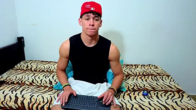 Snapshot of Luke_Muscle chatting on June 2026 04:04:02 AM Luke Muscle online show from June 2026 04:04:02 AM