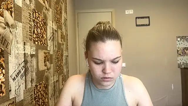 Snapshot of HellyRay chatting on June 2026 01:22:01 PM HellyRay online show from June 2026 01:22:01 PM