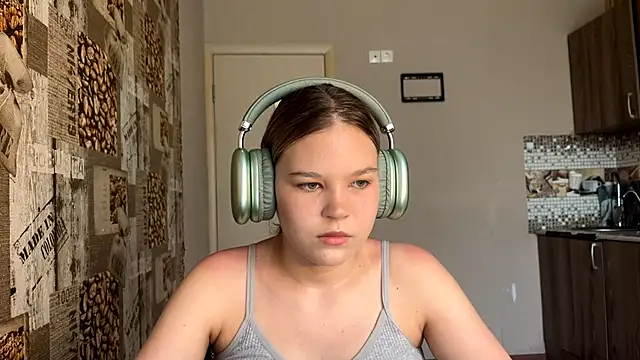 Snapshot of HellyRay chatting on June 2026 02:54:02 PM HellyRay online show from June 2026 02:54:02 PM