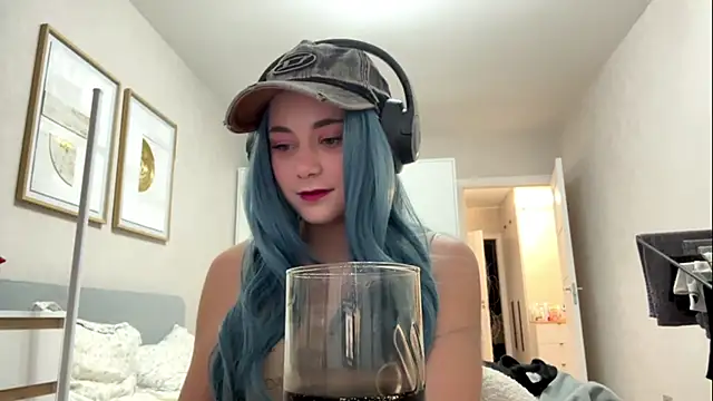 elfLiana online show from May 2026 04:47:01 PM