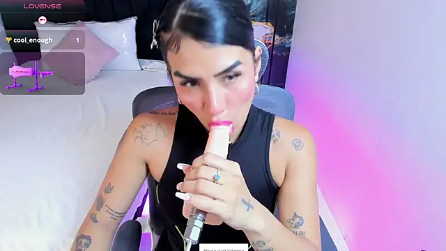 Snapshot of Alanna_Wild chatting on June 2026 05:46:02 PM Alanna Wild online show from June 2026 05:46:02 PM