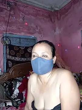 Snapshot of MoonLusty chatting on June 2026 05:25:01 PM MoonLusty online show from June 2026 05:25:01 PM