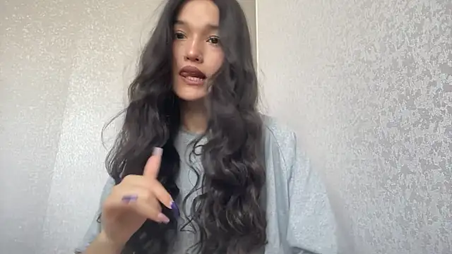 Snapshot of LisetteParajon chatting on June 2026 05:17:01 AM LisetteParajon online show from June 2026 05:17:01 AM