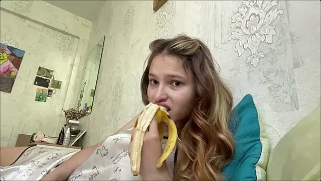 Snapshot of HeIen_cute chatting on June 2026 06:25:02 AM HeIen cute online show from June 2026 06:25:02 AM