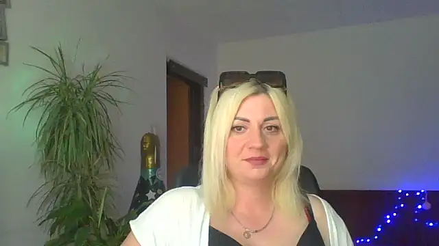 LunaaKiss online show from July 2026 05:23:02 PM