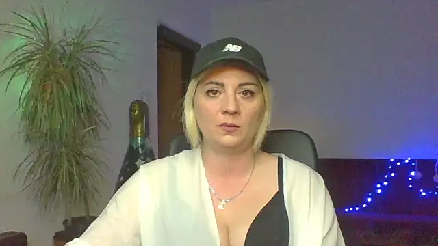 LunaaKiss online show from August 2026 07:49:01 PM