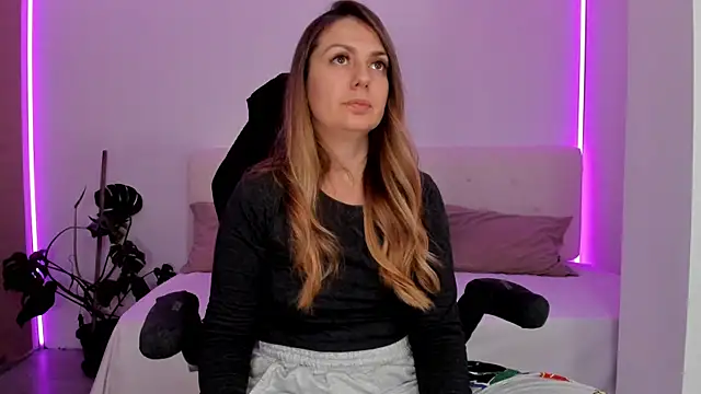 LindaWhite  online show from November 2025 05:02:02 PM