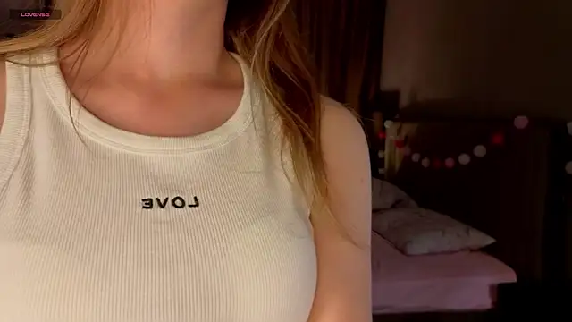 Snapshot of JenevaLitalien chatting on June 2026 06:19:01 PM JenevaLitalien online show from June 2026 06:19:01 PM