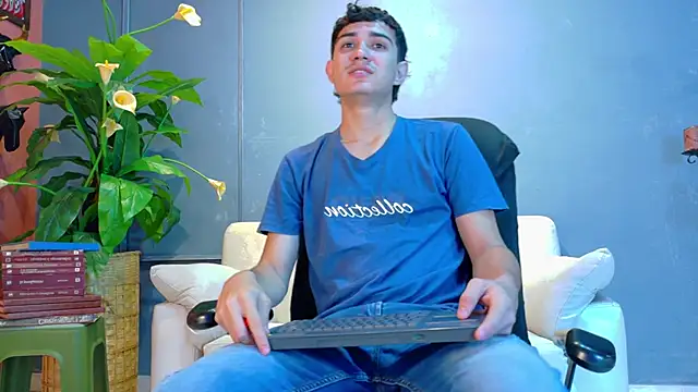 Snapshot of aalejo_gray chatting on June 2026 01:24:02 PM aalejo gray online show from June 2026 01:24:02 PM