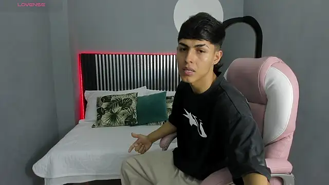 Snapshot of Axel_Mendozaa chatting on June 2026 08:19:02 PM Axel Mendozaa online show from June 2026 08:19:02 PM