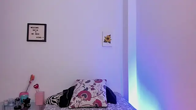 LauraToro  online show from March 2026 04:11:02 PM