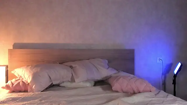 Snapshot of KitsuneDreams chatting on July 2026 06:07:01 PM KitsuneDreams online show from July 2026 06:07:01 PM