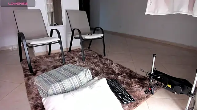 Snapshot of SUZZAN-R chatting on June 2026 01:07:02 AM SUZZAN-R online show from June 2026 01:07:02 AM
