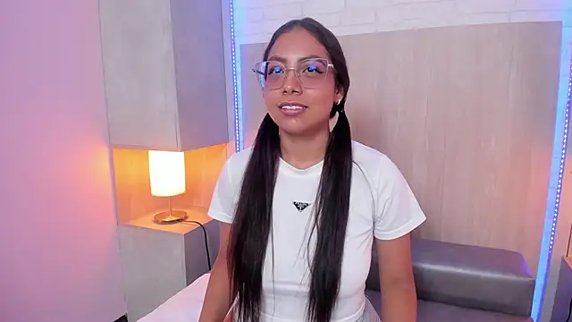 LeilaSaenz online show from June 2026 07:05:01 PM