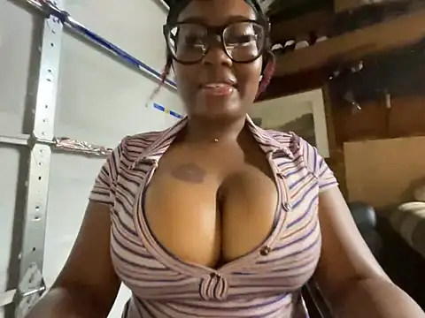 Snapshot of bighettobooty chatting on July 2026 06:22:02 AM bighettobooty online show from July 2026 06:22:02 AM