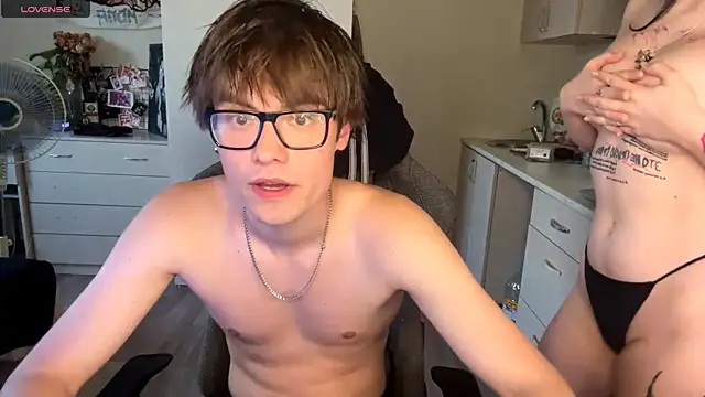 JadeNoiiir online show from August 2026 05:05:01 PM