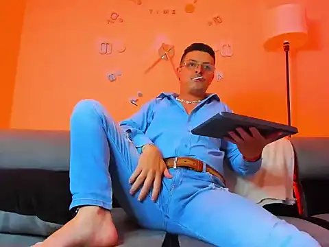 Leo Hunt  online show from June 2026 03:42:01 AM