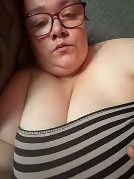 Snapshot of Honey_HazelX chatting on June 2026 04:17:01 AM Honey HazelX online show from June 2026 04:17:01 AM
