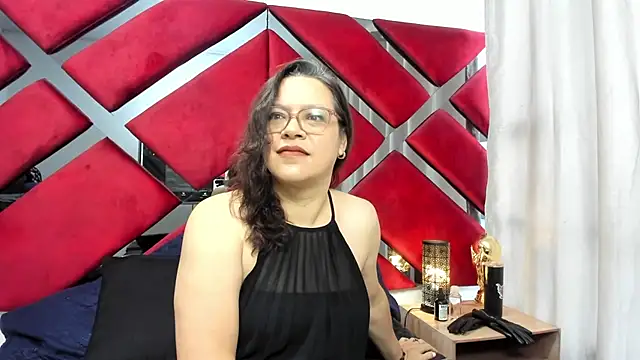 Snapshot of ELLE_HADID chatting on July 2026 12:11:01 PM ELLE HADID online show from July 2026 12:11:01 PM
