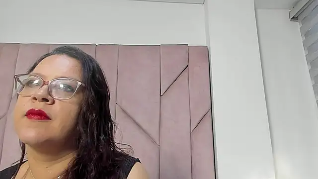 Snapshot of ELLE_HADID chatting on July 2026 12:14:01 PM ELLE HADID online show from July 2026 12:14:01 PM