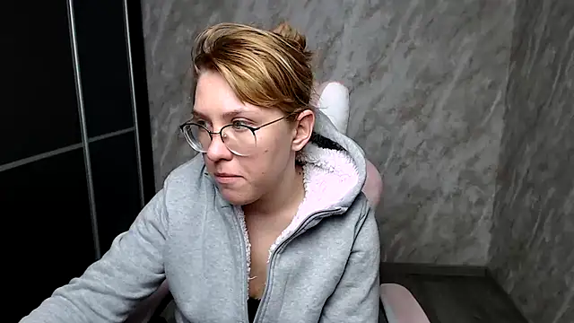 Reginasmilee online show from March 2025 03:33:02 AM