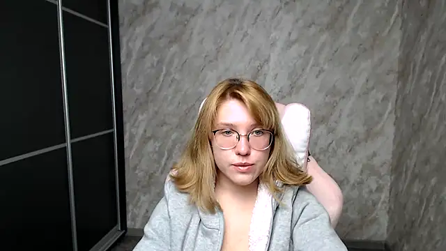 Reginasmilee online show from March 2025 02:12:02 PM