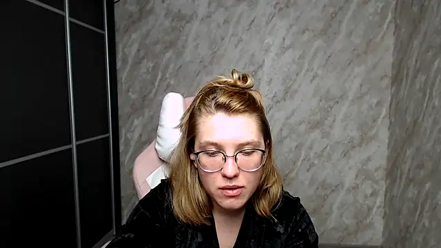 Reginasmilee online show from March 2025 06:23:02 PM