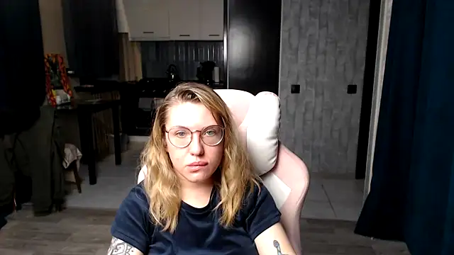 Reginasmilee online show from September 2025 12:00:02 AM