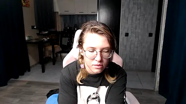 Reginasmilee online show from September 2025 11:29:02 PM