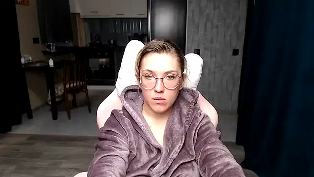 Reginasmilee online show from September 2025 01:27:02 PM