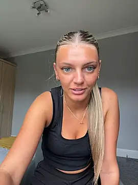 Snapshot of IndiaHughesUkx chatting on July 2026 05:05:01 PM IndiaHughesUkx online show from July 2026 05:05:01 PM