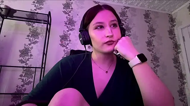 Snapshot of SuzanMoote chatting on July 2026 11:29:02 AM SuzanMoote online show from July 2026 11:29:02 AM