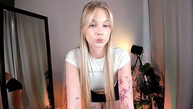 Snapshot of elia_moon chatting on July 2026 01:35:02 PM elia moon online show from July 2026 01:35:02 PM