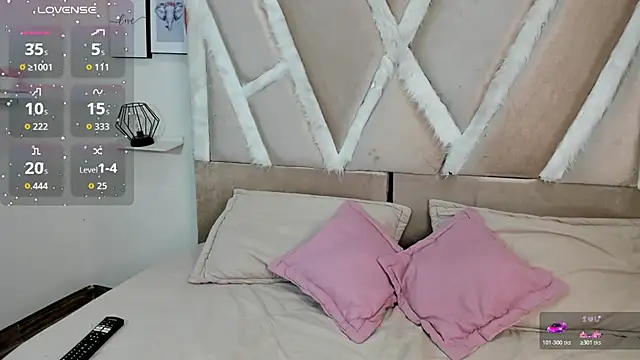 Snapshot of holly_rosee chatting on July 2026 05:01:01 AM holly rosee online show from July 2026 05:01:01 AM