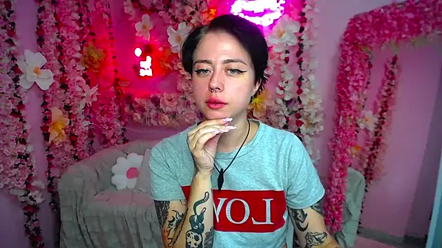 Snapshot of Adelin_R chatting on July 2026 09:18:02 AM Adelin R online show from July 2026 09:18:02 AM