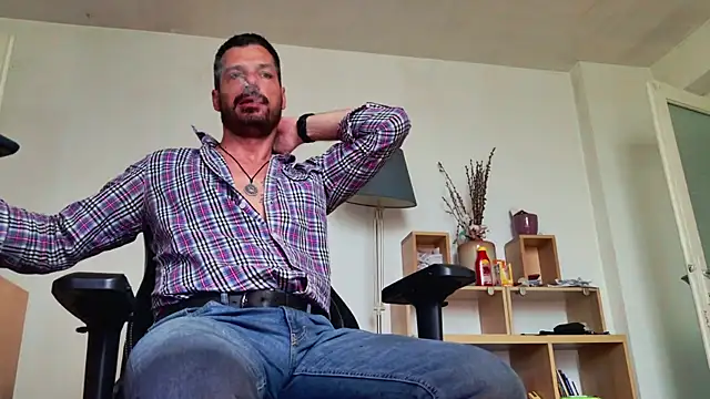 Snapshot of ChrisKox chatting on May 2026 06:52:02 AM ChrisKox online show from May 2026 06:52:02 AM
