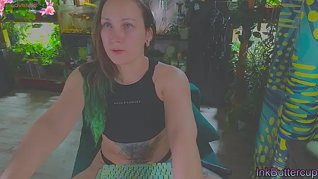 Snapshot of Dead_Butterfly chatting on October 2025 03:01:02 AM Dead Butterfly online show from October 2025 03:01:02 AM