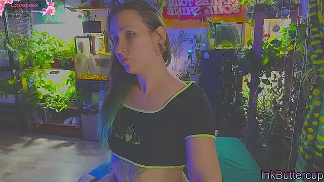 Snapshot of Dead_Butterfly chatting on October 2025 02:54:02 AM Dead Butterfly online show from October 2025 02:54:02 AM