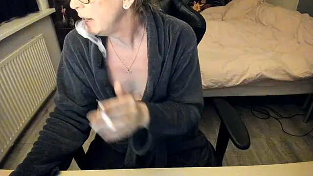 minoesje37 online show from February 2025 08:34:02 PM