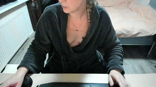 minoesje37 online show from February 2025 08:00:01 PM