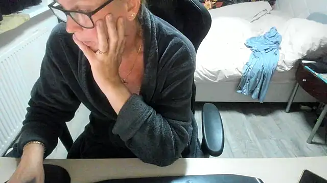 minoesje37 online show from September 2025 07:02:02 PM