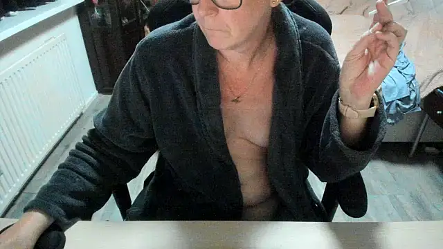 minoesje37 online show from November 2025 08:43:02 PM