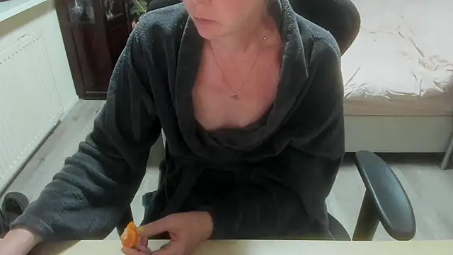 minoesje37 online show from March 2026 08:25:01 PM