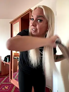 Snapshot of MIA-XXX chatting on September 2025 06:28:02 AM MIA-XXX online show from September 2025 06:28:02 AM