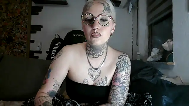 Snapshot of RoxxyInk chatting on April 2026 11:24:01 PM RoxxyInk online show from April 2026 11:24:01 PM