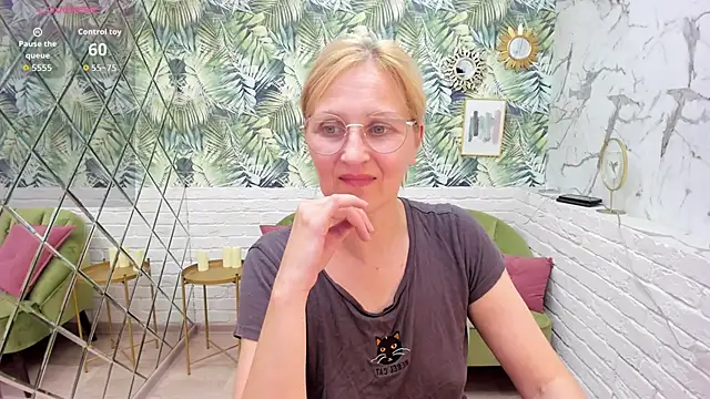 Snapshot of Paris_Cherry chatting on September 2025 08:41:02 PM Paris Cherry online show from September 2025 08:41:02 PM